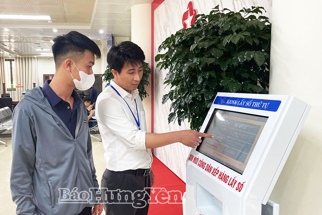 Công chức xã Như Quỳnh hướng dẫn người dân thực hiện thủ tục hành chính trực tuyến.