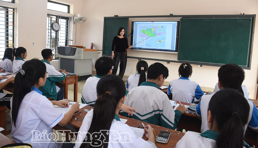 Cô giáo Đỗ Thị Vân, Trường THCS Quỳnh Côi ứng dụng CNTT trong tiết học môn Địa lý.