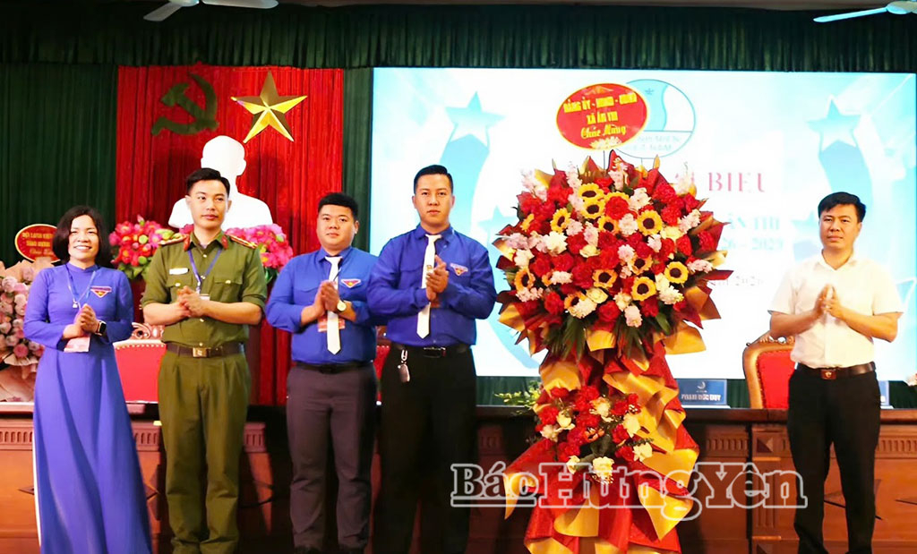 Đại diện lãnh đạo xã Ân Thi tặng hoa chúc mừng Đại hội.