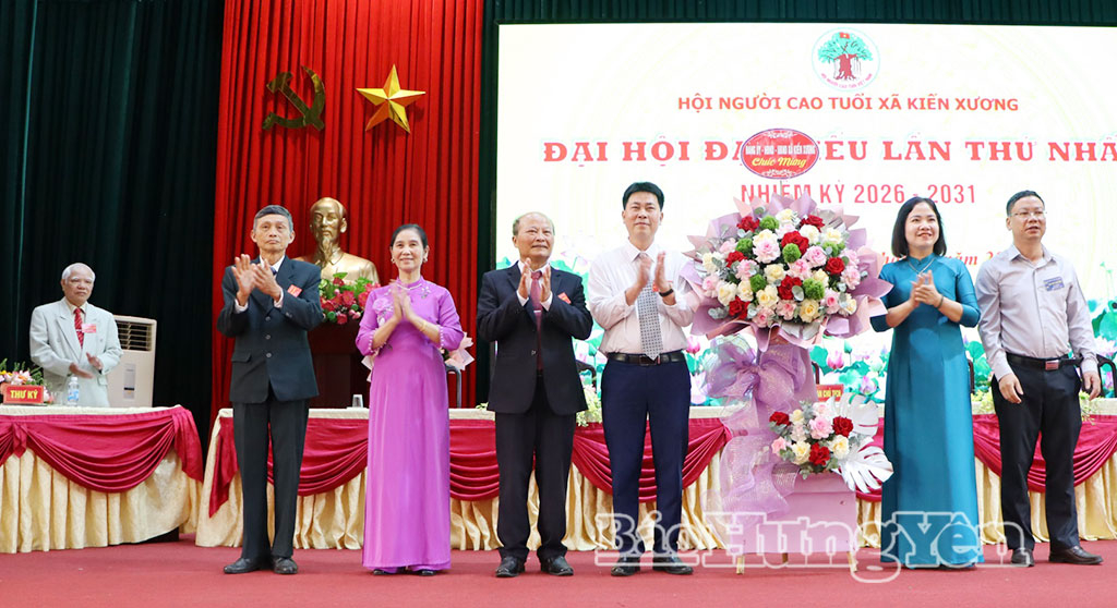 Lãnh đạo xã Kiến Xương tặng hoa chúc mừng đại hội.