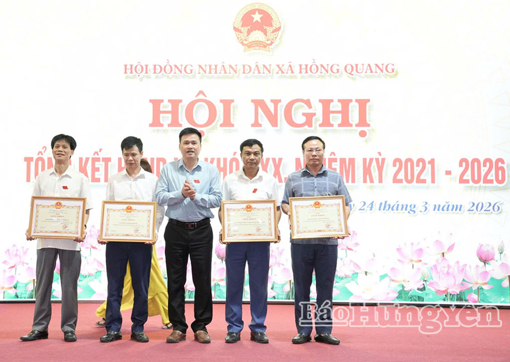 Lãnh đạo xã Hồng Quang trao thưởng cho các  tập thể.