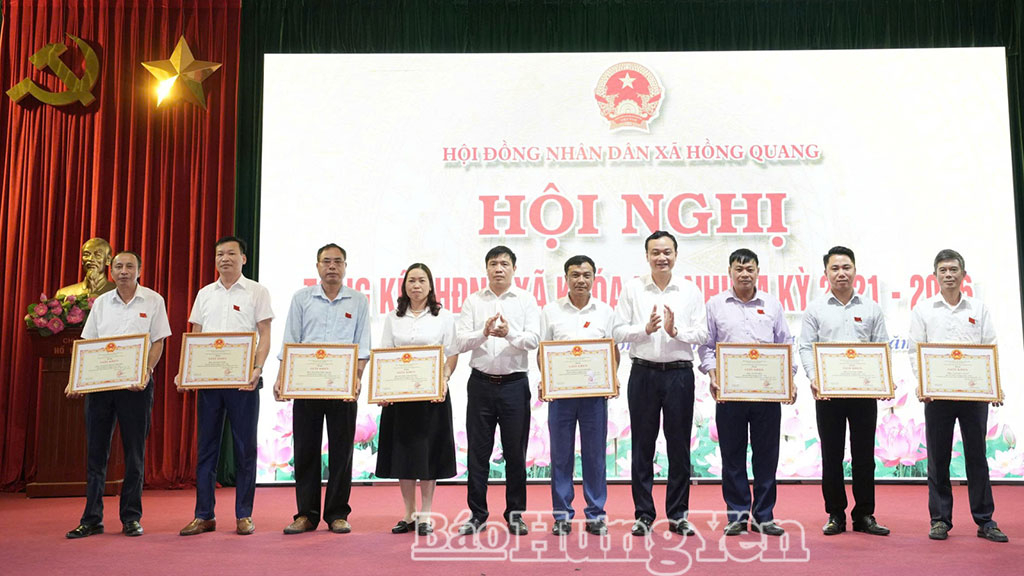Lãnh đạo xã Hồng Quang trao thưởng cho các cá nhân.