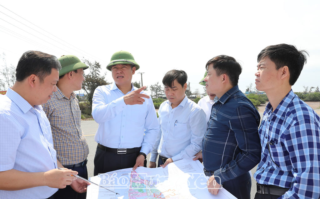Đồng chí Phó Bí thư Tỉnh ủy Nguyễn Mạnh Quyền cùng đoàn công tác khảo sát khu vực xây dựng sân golf Cồn Vành.