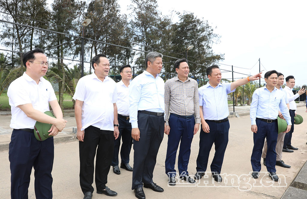 Đại diện Ban Quản lý Khu kinh tế tỉnh giới thiệu tiềm năng du lịch tại bãi biển Đồng Châu.