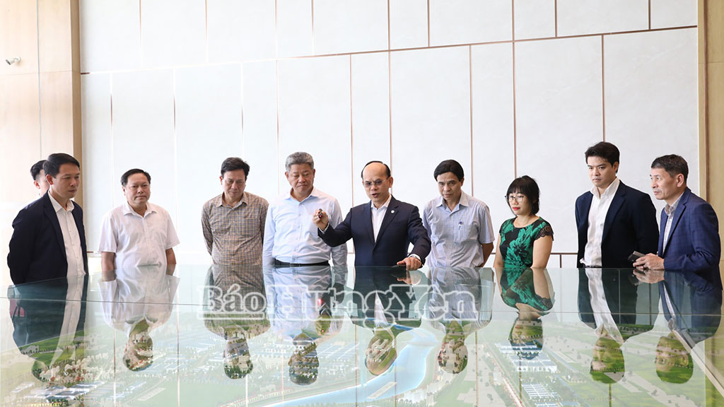 Đại diện nhà đầu tư hạ tầng KCN Liên Hà Thái giới thiệu quy mô, tiến độ triển khai xây dựng KCN Liên Hà Thái .