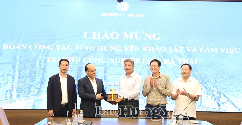 Đại diện nhà đầu tư hạ tầng KCN Liên Hà Thái tặng quà lưu niệm đồng chí Phó Bí thư Tỉnh ủy Nguyễn Mạnh Quyền.