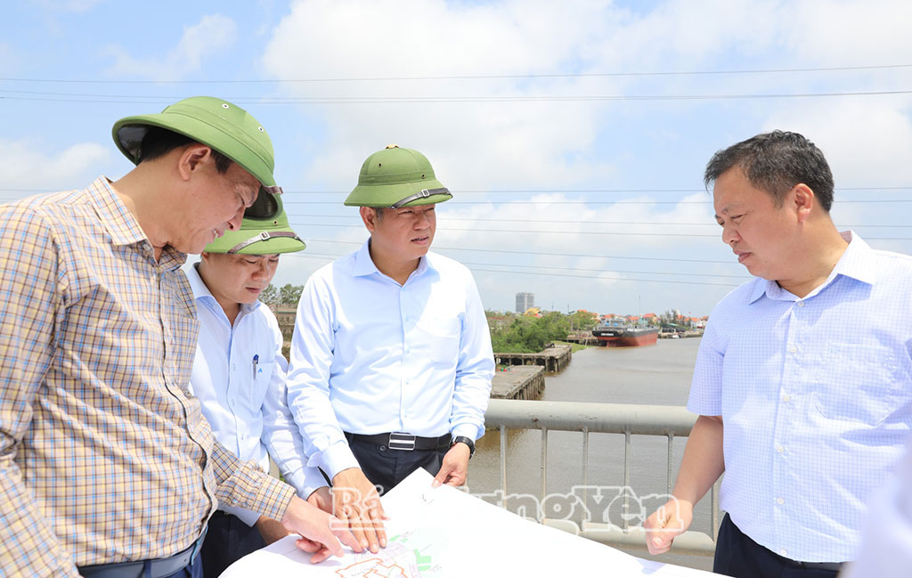 Đồng chí Phó Bí thư Tỉnh ủy Nguyễn Mạnh Quyền cùng đoàn công tác khảo sát khu vực cảng Diêm Điền.