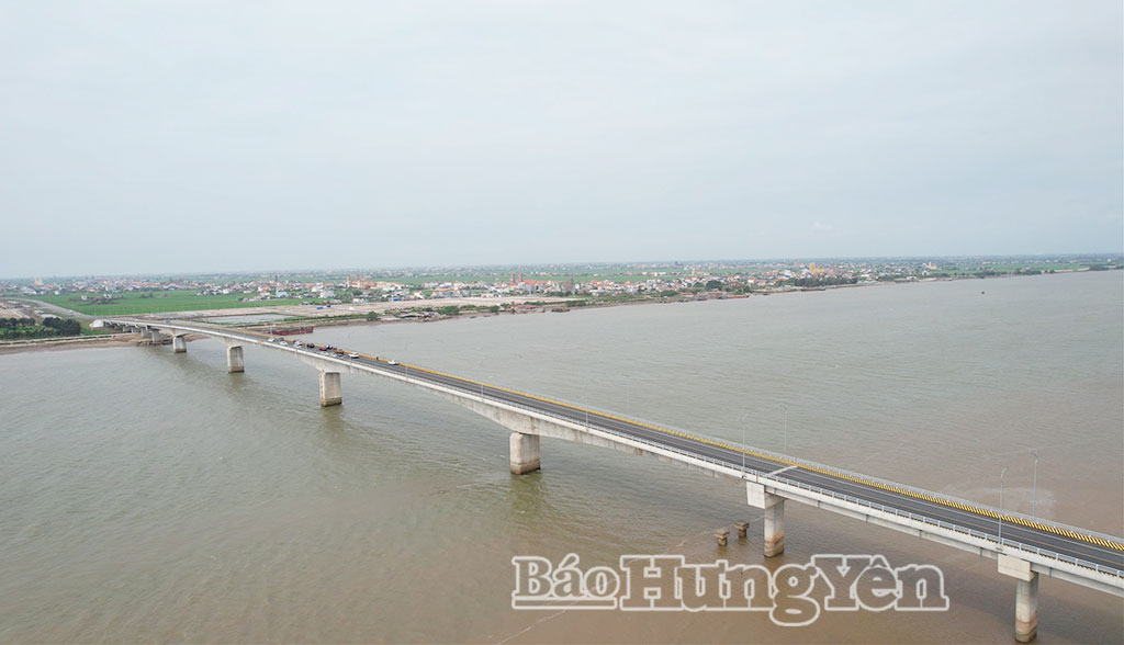 Cầu sông Hồng thuộc tuyến đường bộ ven biển.