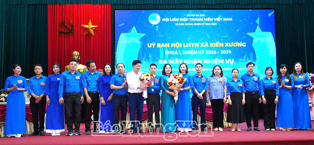Lãnh đạo xã Kiến Xương tặng hoa chúc mừng Ủy ban Hội LHTN Việt Nam xã Kiến Xương khóa I, nhiệm kỳ 2026 - 2029.
