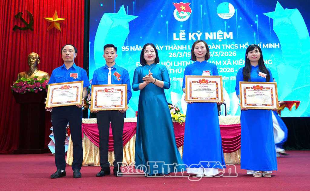 Lãnh đạo xã Kiến Xương trao Bằng khen của Tỉnh đoàn Hưng Yên cho các cá nhân có thành tích xuất sắc.