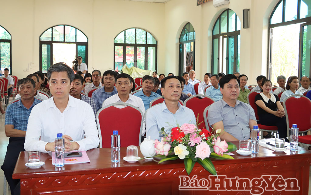 Đồng chí Trưởng ban Tuyên giáo và Dân vận Tỉnh ủy Nguyễn Văn Chiến  cùng các đại biểu dự hội nghị.