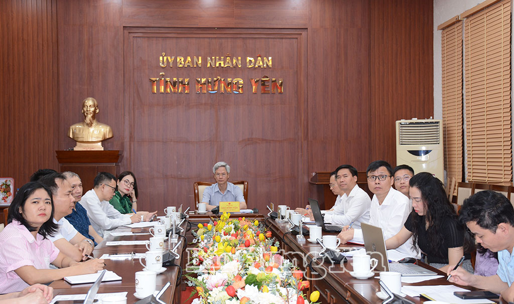 Đồng chí Trưởng đoàn đại biểu Quốc hội khóa XV tỉnh, Giám đốc Sở Nội vụ Đào Hồng Vận và các đại biểu dự hội nghị tại điểm cầu tỉnh Hưng Yên.