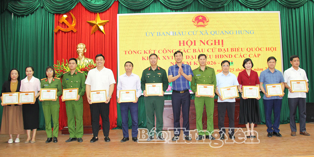 Lãnh đạo xã Quang Hưng trao giấy khen tặng các cá nhân có thành tích xuất sắc trong công tác VV88id casino và khuyến mãi.