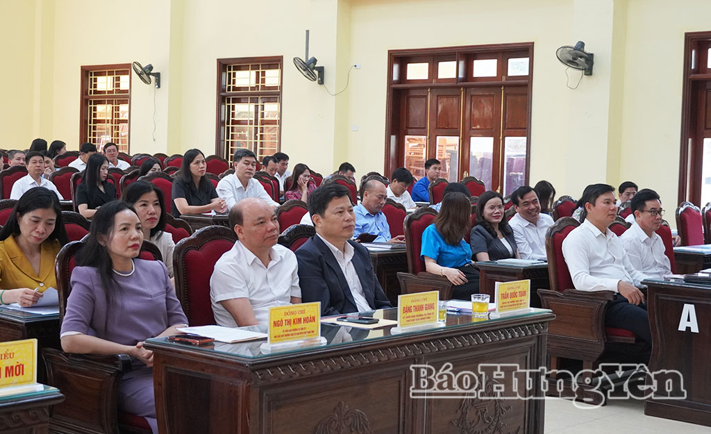 Đồng chí Trần Quốc Toản, Phó Bí thư Thường trực Tỉnh ủy, Chủ tịch Ủy ban MTTQ Việt Nam tỉnh và các đại biểu dự hội nghị.