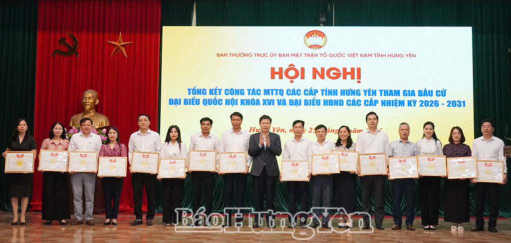 Đồng chí Phó Bí thư Thường trực Tỉnh ủy, Chủ tịch Ủy ban MTTQ Việt Nam tỉnh Trần Quốc Toản trao tặng Bằng khen cho các tập thể có thành tích xuất sắc trong công tác bầu cử.