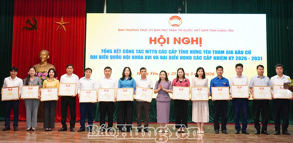 Đồng chí  Phó Chủ tịch Thường trực Ủy ban MTTQ Việt Nam tỉnh Ngô Thị Kim Hoàn trao Bằng khen cho các cá nhân có thành tích xuất sắc trong công tác bầu cử.