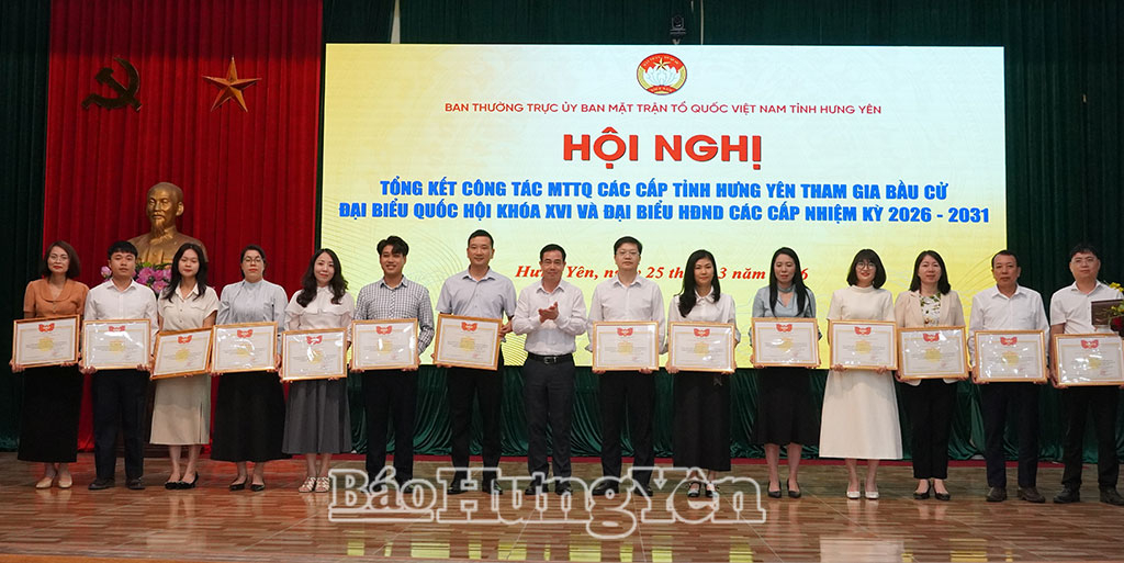 Đồng chí Phó Trưởng đoàn chuyên trách Đoàn đại biểu Quốc hội khóa XV tỉnh Hưng Yên Nguyễn Văn Huy trao Bằng khen cho các cá nhân có thành tích xuất sắc trong công tác bầu cử. 