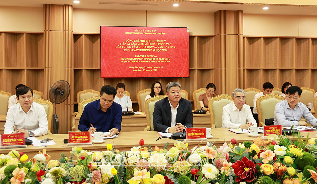 Đồng chí Phó Bí thư Tỉnh ủy Nguyễn Mạnh Quyền và các đại biểu của tỉnh Hưng Yên tiếp và làm việc với Đoàn.