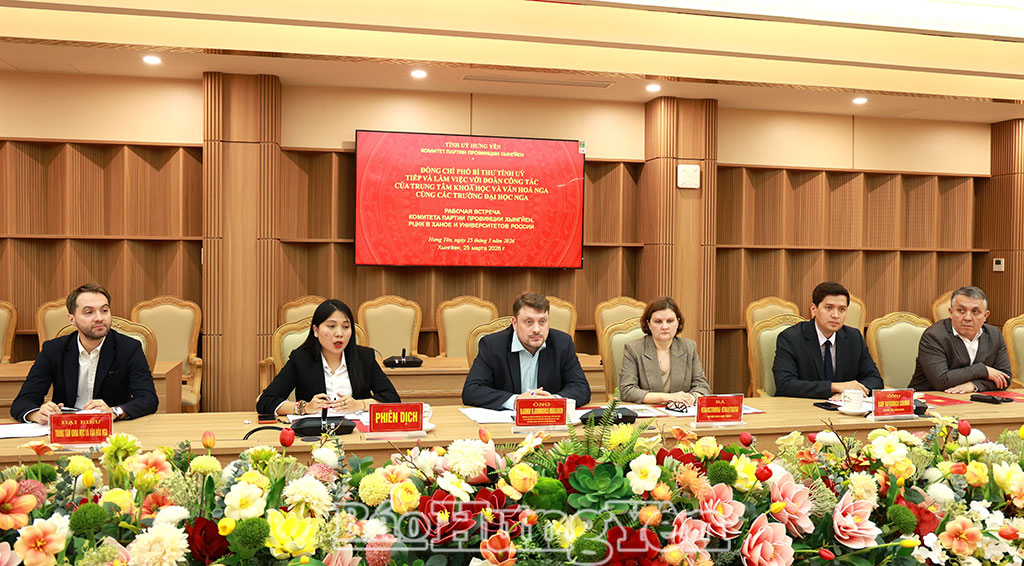 Các đại biểu trong đoàn công tác của Trung tâm Khoa học và Văn hóa Nga cùng các trường đại học của Nga tại buổi làm việc.