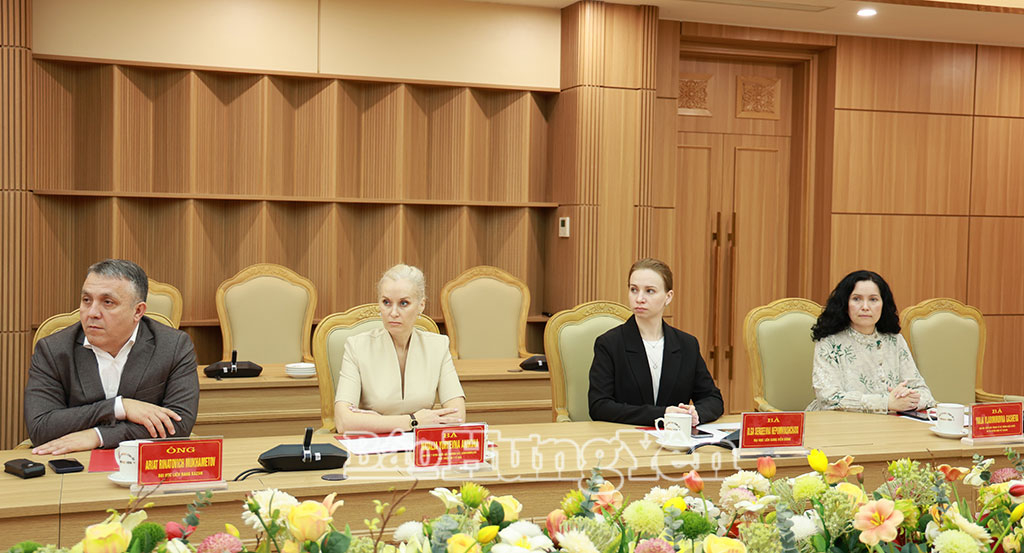 Đại diện các trường đại học của Nga tại buổi làm việc.Đồng chí Phó Bí thư Tỉnh ủy Nguyễn Mạnh Quyền trao bức tranh 