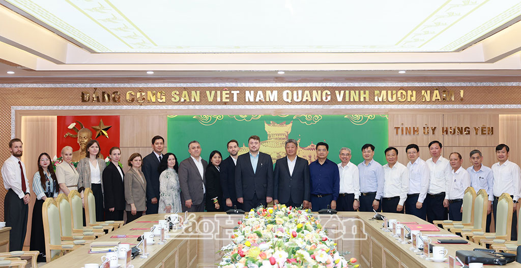 Các đại biểu chụp ảnh lưu niệm tại buổi làm việc.