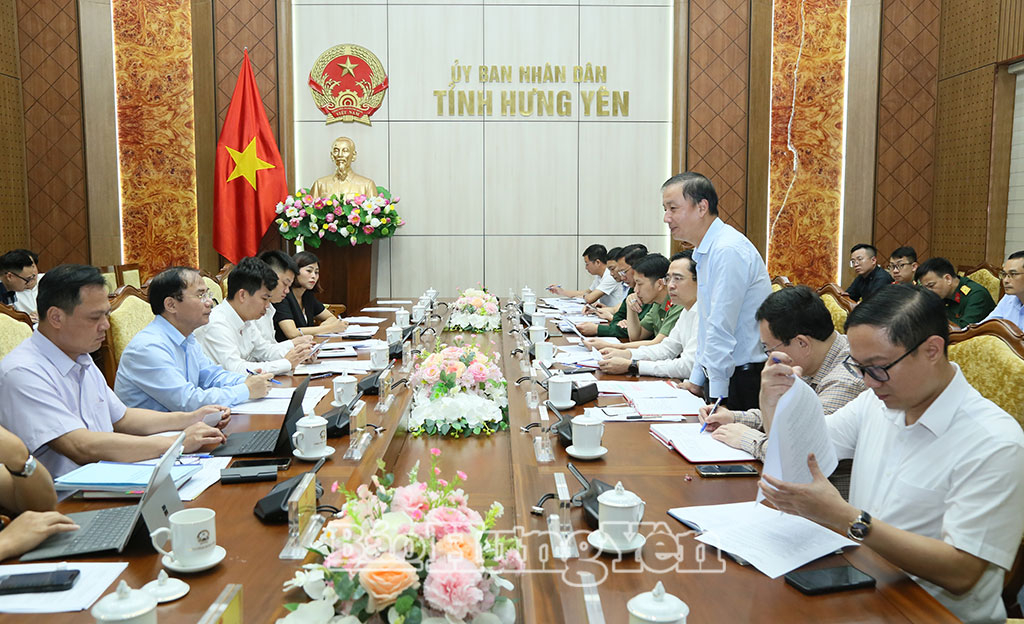 Các đại biểu dự buổi kiểm tra.