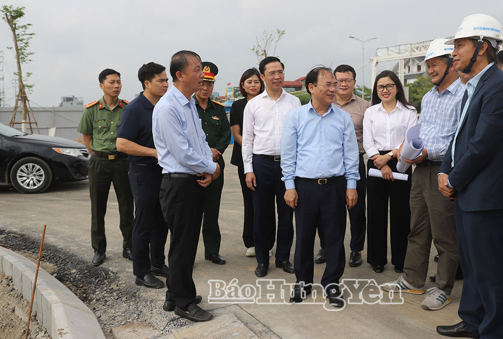 Đồng chí Nguyễn Văn Sinh, Thứ trưởng Bộ Xây dựng và đồng chí Nguyễn Hùng Nam, Phó Chủ tịch UBND tỉnh kiểm tra công trình nhà ở xã hội thuộc Dự án đầu tư xây dựng khu nhà ở cho người thu nhập thấp Khu công nghiệp Yên Mỹ II.