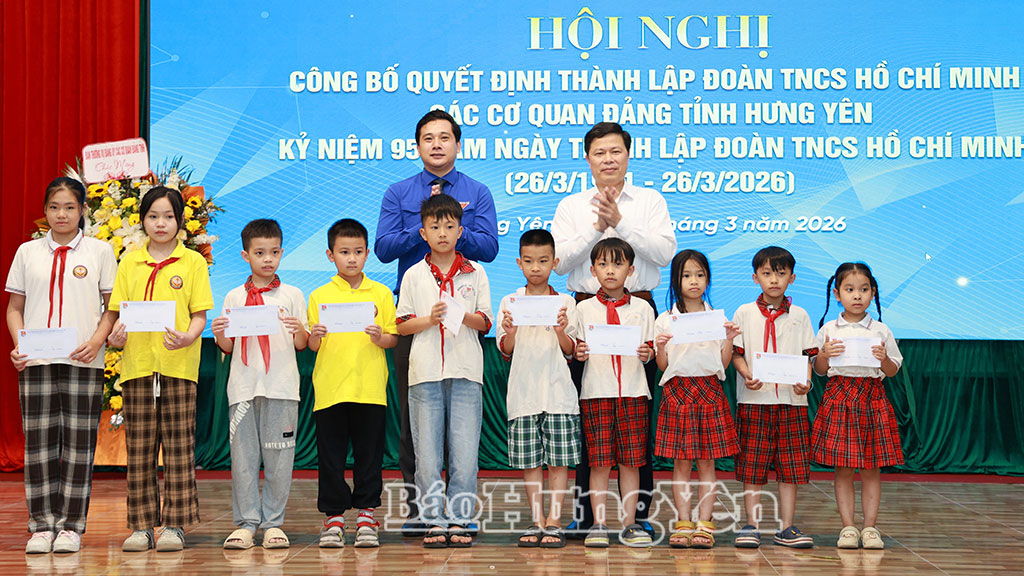 Đồng chí Trần Quốc Toản, Phó Bí thư Thường trực Tỉnh ủy, Chủ tịch Ủy ban MTTQ Việt Nam tỉnh, Bí thư Đảng ủy các cơ quan Đảng tỉnh trao quà tặng học sinh có hoàn cảnh khó khăn của trường Tiểu học Hoàng Lê (phường Phố Hiến). 