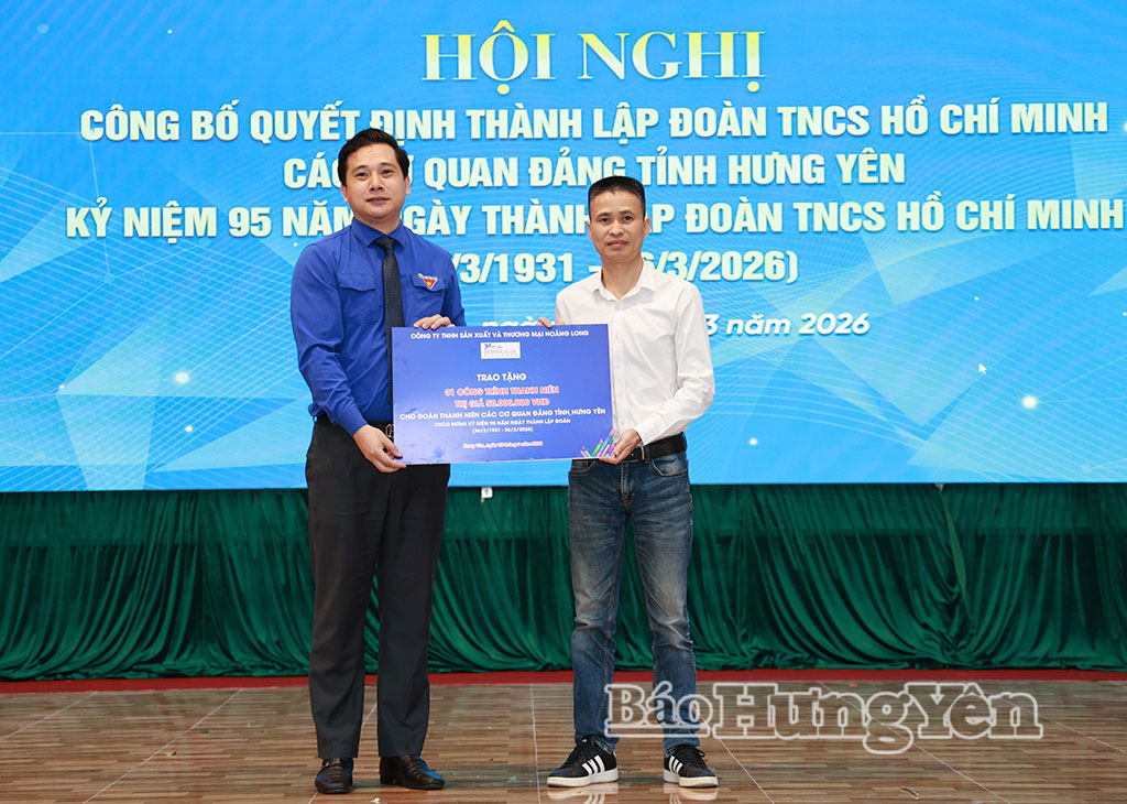Công ty TNHH sản xuất và thương mại Hoàng Long trao tặng Đoàn TNCS Hồ Chí Minh các cơ quan Đảng tỉnh 1 công trình thanh niên trị giá 50 triệu đồng.