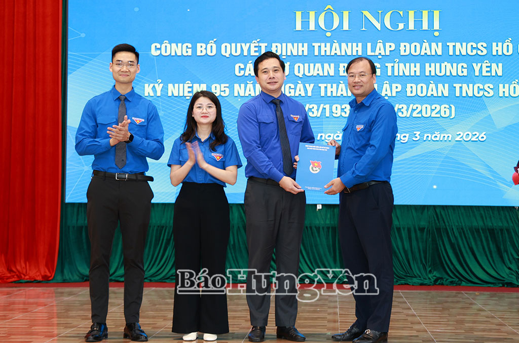 Đồng chí Bí thư Tỉnh Đoàn Thiệu Minh Quỳnh trao Quyết định thành lập Đoàn TNCS Hồ Chí Minh các cơ quan Đảng tỉnh.