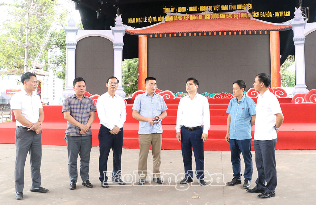 Đồng chí Phó Chủ tịch UBND tỉnh Phạm Văn Nghiêm kiểm tra công tác chuẩn bị tại khu vực sân khấu tổ chức lễ khai mạc Lễ hội đền Đa Hòa – Dạ Trạch năm 2026.