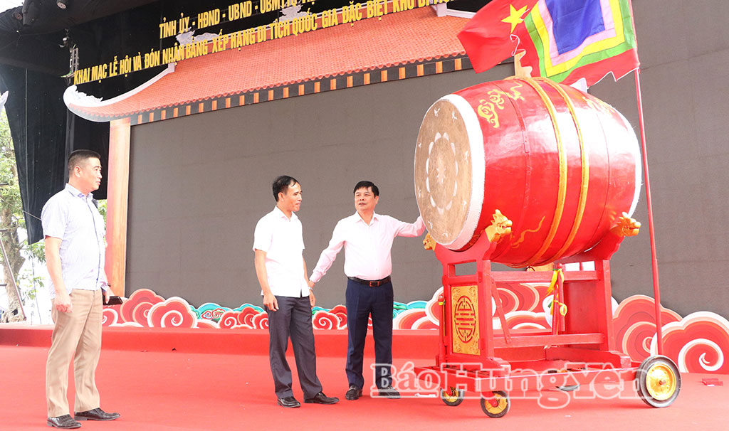 Đồng chí Phó Chủ tịch UBND tỉnh kiểm tra công tác chuẩn bị lễ khai mạc. 