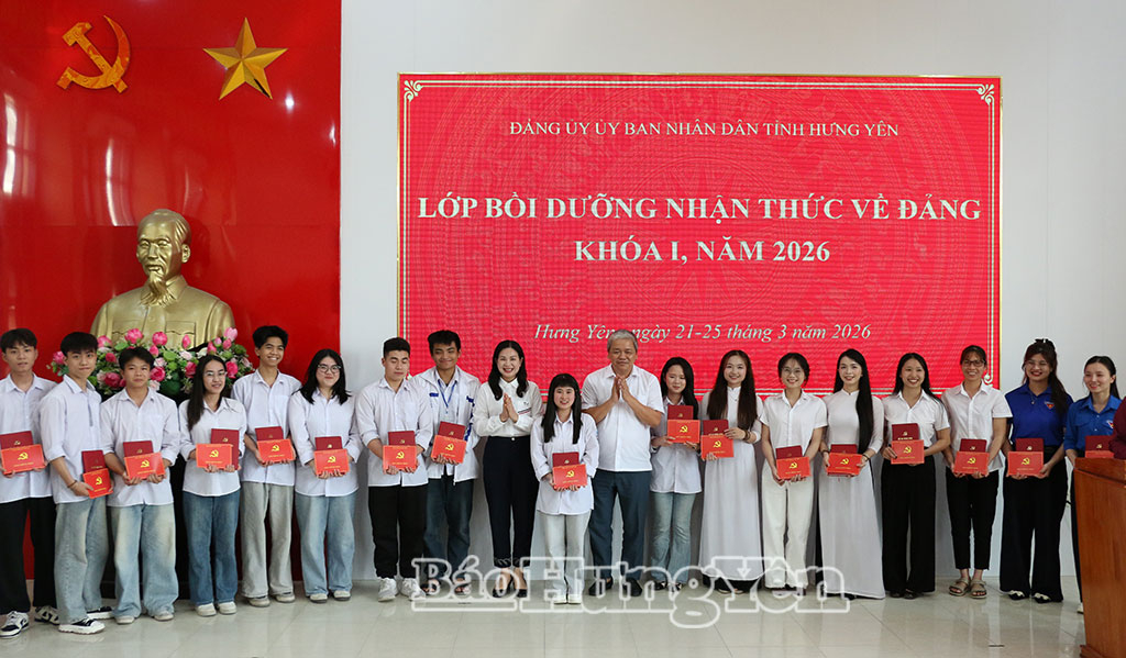 Lãnh đạo Đảng ủy UBND tỉnh và Đảng ủy Trường Cao đẳng Sư phạm Thái Bình trao giấy chứng nhận cho các học viên.