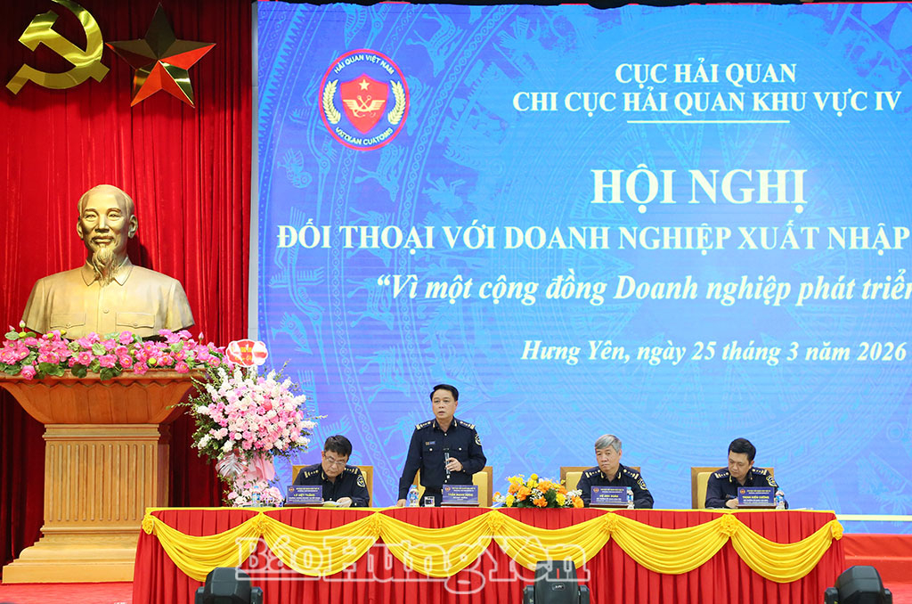 Lãnh đạo Chi cục Hải quan khu vực IV trao đổi với các doanh nghiệp.