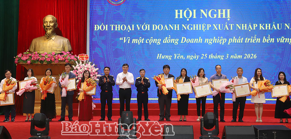 Đồng chí Phó Chủ tịch Thường trực UBND tỉnh Nguyễn Lê Huy trao Bằng khen của Chủ tịch UBND tỉnh cho các doanh nghiệp.