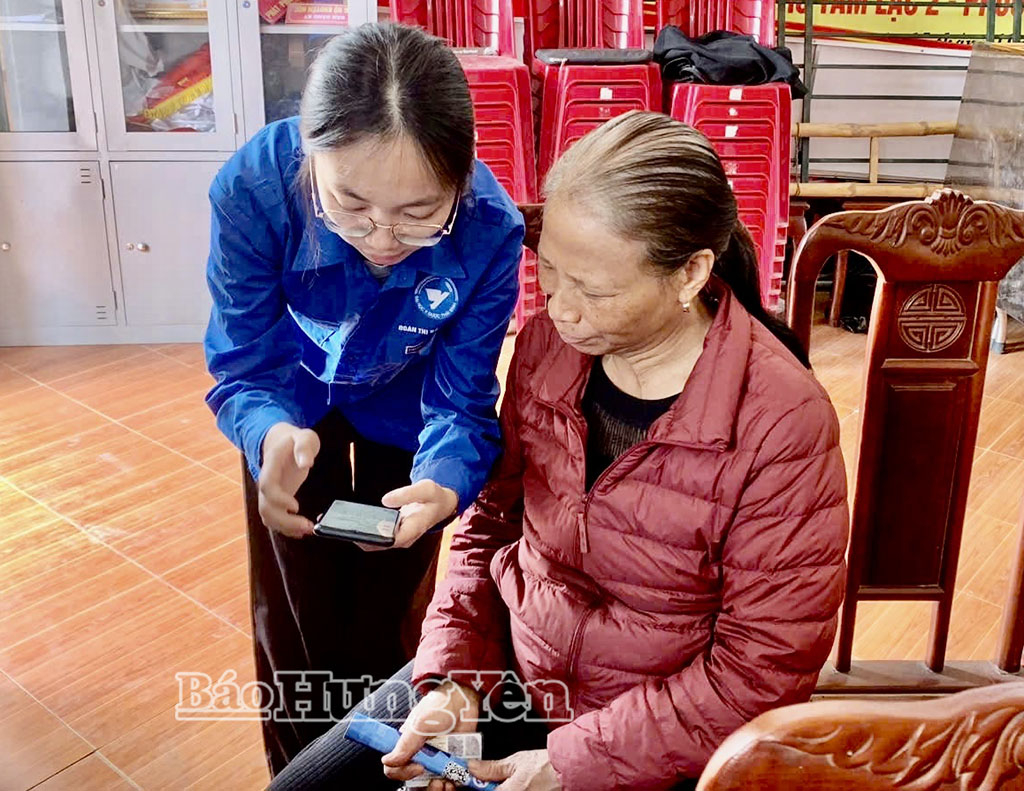 Thanh niên phường Trần Lãm hướng dẫn người dân sử dụng dịch vụ công trực tuyến.