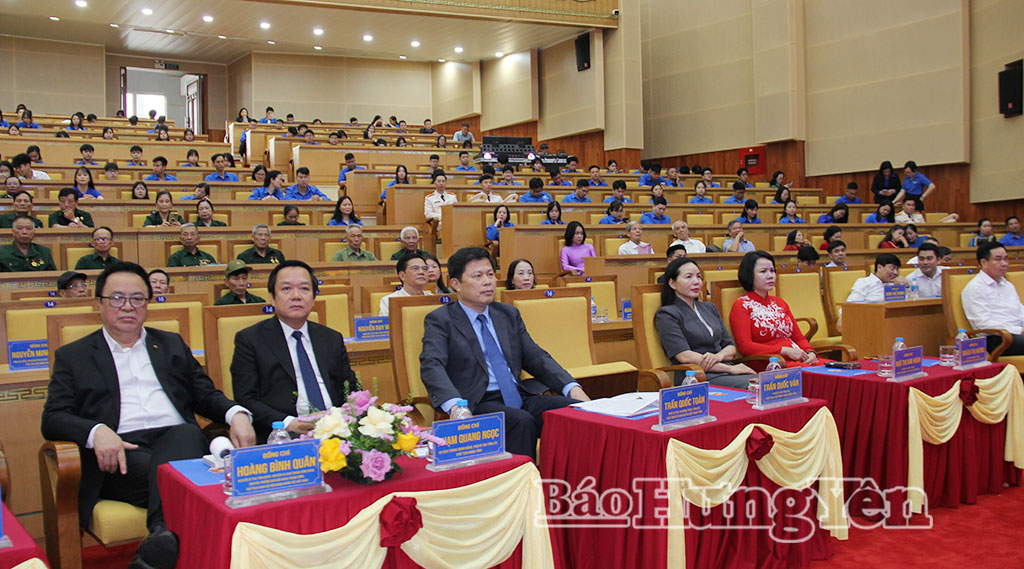 Các đại biểu dự chương trình kỷ niệm.