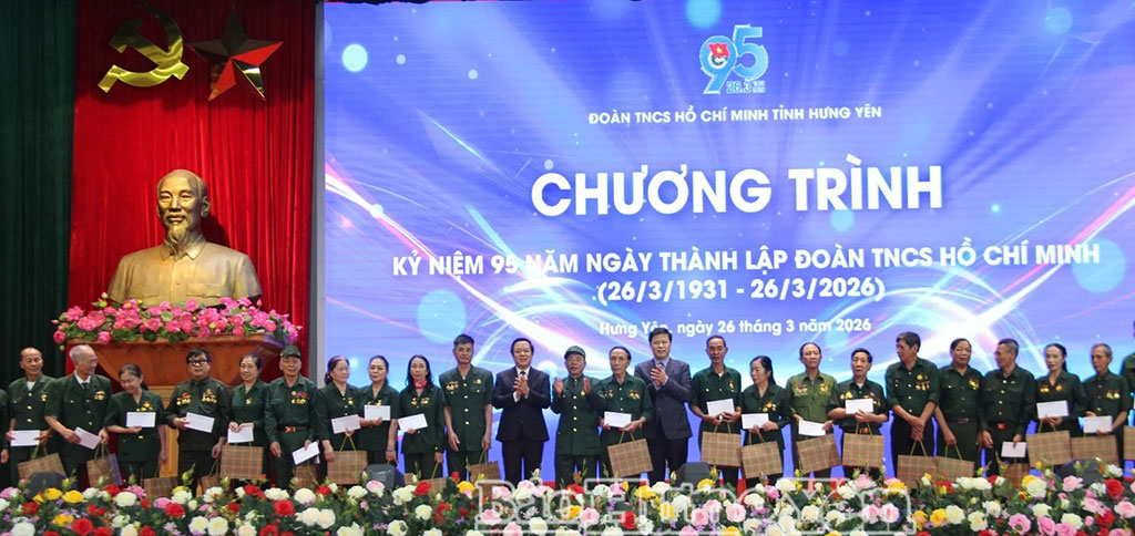 Các đồng chí lãnh đạo tỉnh trao quà tặng các cựu thanh niên xung phong.