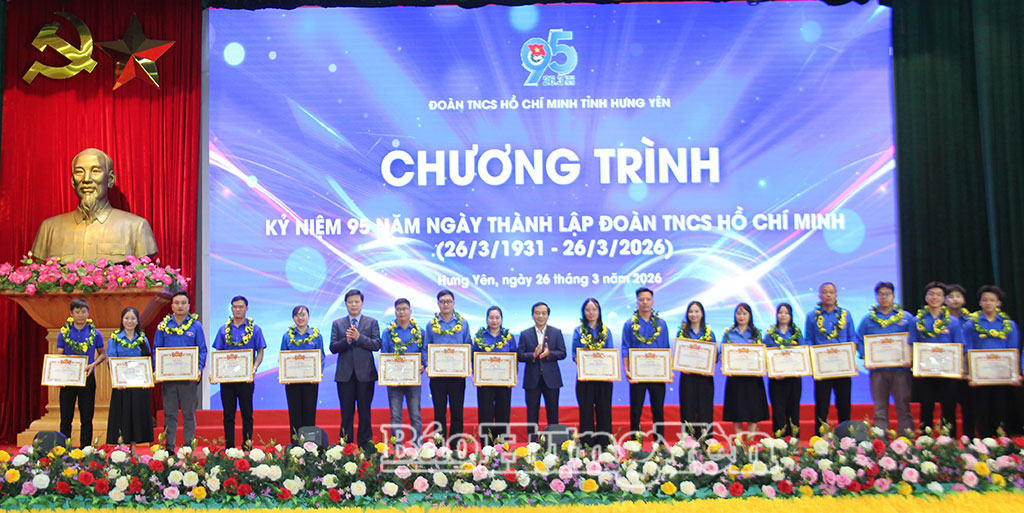 Các đồng chí lãnh đạo tỉnh trao giấy khen tuyên dương các thanh niên tiên tiến làm theo lời Bác tỉnh Hưng Yên năm 2026.