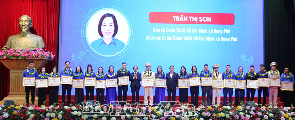 Các đồng chí lãnh đạo tỉnh trao giấy khen tuyên dương các thanh niên tiên tiến làm theo lời Bác tỉnh Hưng Yên năm 2026.