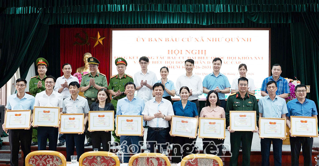 Các cá nhân có thành tích xuất sắc trong công tác bầu cử nhận giấy khen của Chủ tịch UBND xã.