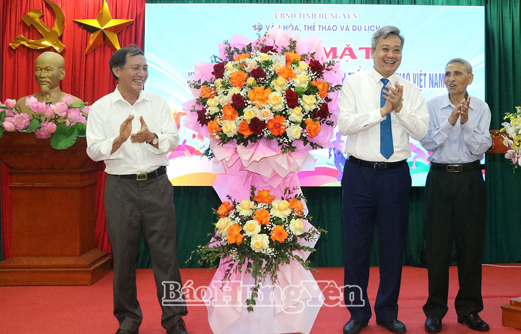 Các đồng chí nguyên lãnh đạo Sở Văn hoá, Thể thao và Du lịch tặng hoa chúc mừng tại buổi gặp mặt.