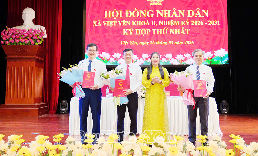 Đồng chí Trần Thị Tuyết Hương, Phó Chủ tịch HĐND tỉnh tặng hoa chúc mừng lãnh đạo HĐND, UBND xã Việt Yên, nhiệm kỳ 2026 - 2031.
