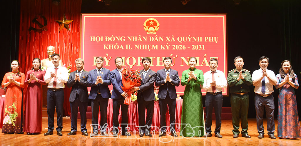 Các đồng chí được bầu vào các chức danh chủ chốt của HĐND, UBND xã, các Ban của HĐND và Ủy viên UBND xã ra mắt tại kỳ họp.