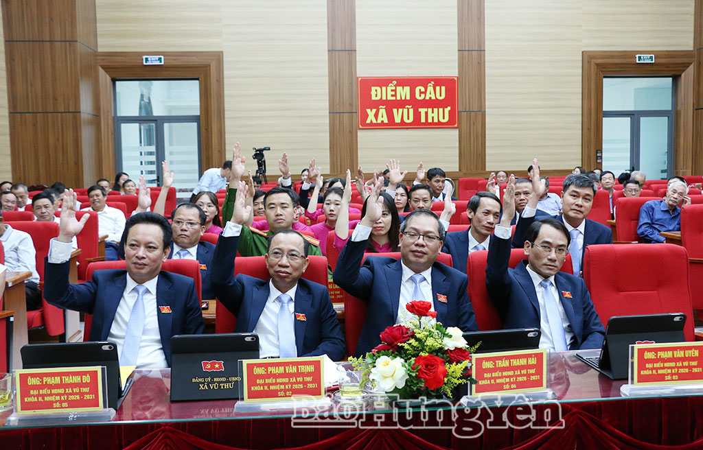 Đại biểu HĐND xã Vũ Thư biểu quyết thông qua các nghị quyết tại kỳ họp thứ nhất.