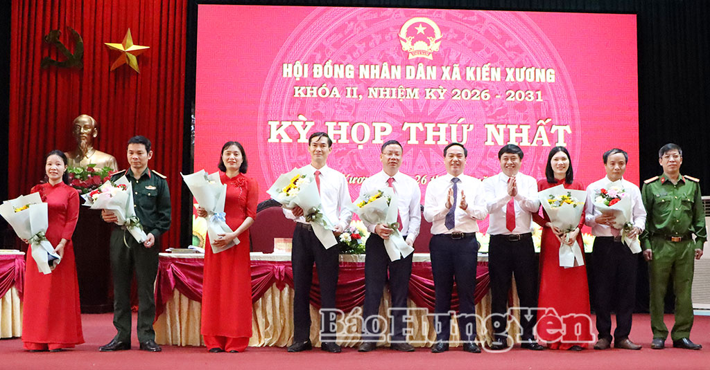 Đồng chí Phó Chủ tịch HĐND tỉnh Vũ Ngọc Trì tặng hoa chúc mừng các đại biểu được bầu giữ các chức danh chủ chốt của xã. 