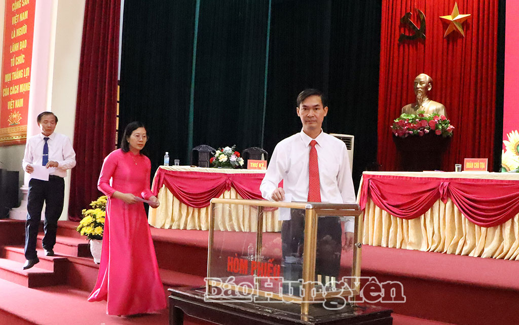 Đại biểu bỏ phiếu bầu các chức danh chủ chốt của xã.