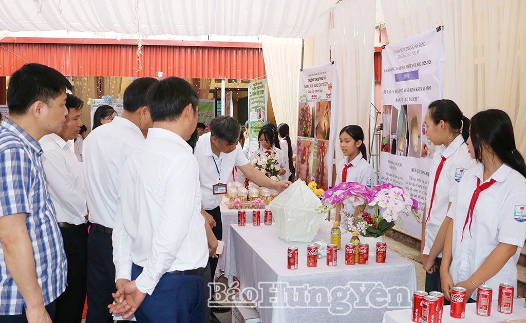 Các đại biểu tham quan gian trưng bày sản phẩm, dự án STEM của học sinh.