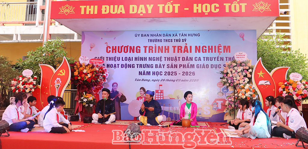 Các nghệ nhân truyền dạy nghệ thuật hát chèo.