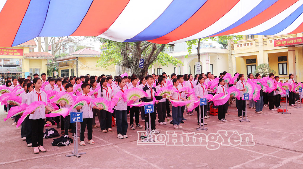 Học sinh tham gia đồng diễn tiết mục hát chèo.
